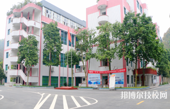 重庆2022年读中专学校多少钱